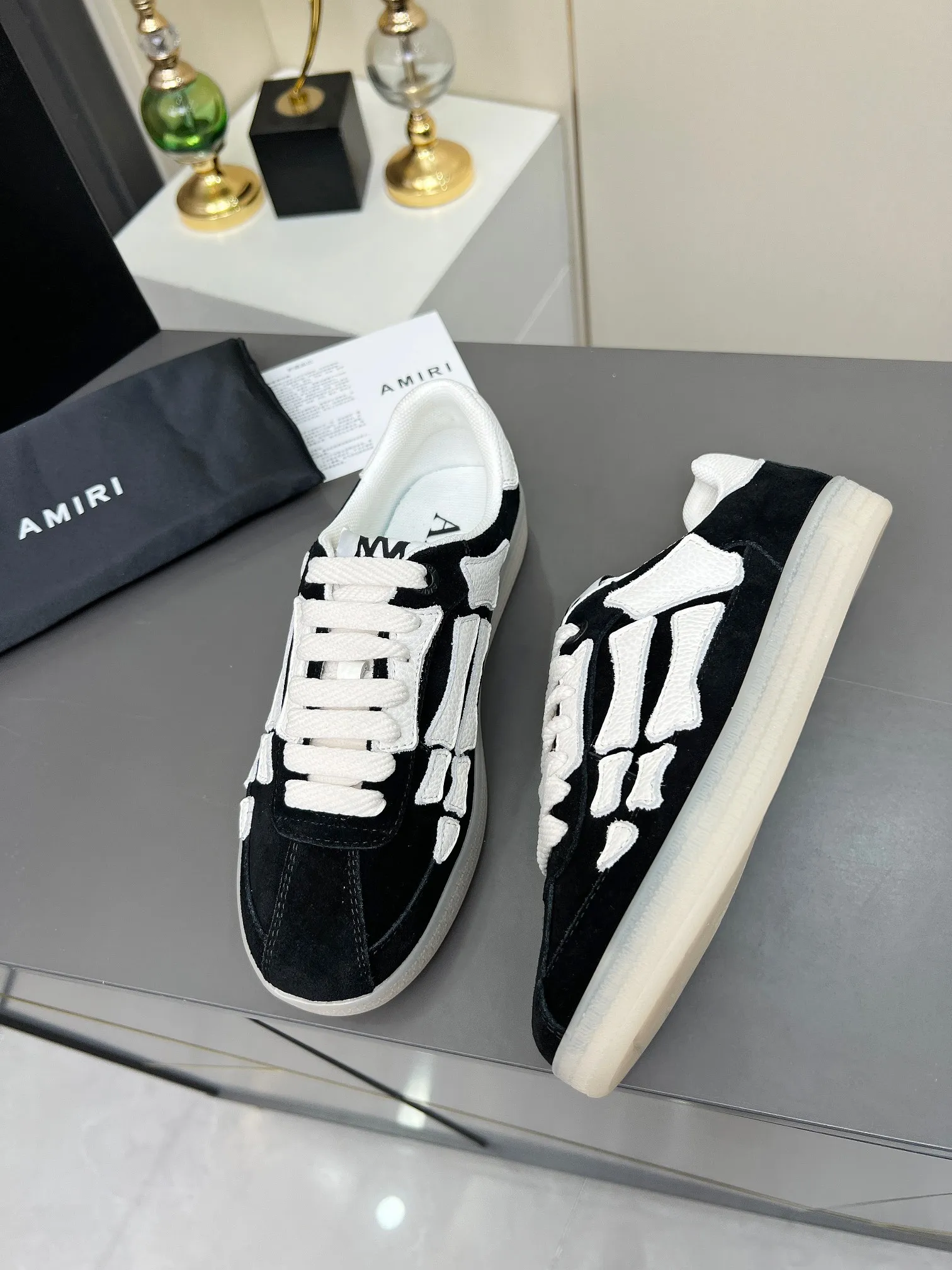 Men's Men's Shoes 💰580 Bone Shoes · AMIRI Skel-Top AMIRI 🔥 launches a new "ThePacific" series of low-top casual sports moral training shoes in the early spring of 2025. This iconic shoe covers men's and women's shoes, drawing inspiration from the brand's classic sports style and elegantly integrating West Coast style. "The Pacific" contrasting five-pointed star series is rooted in Amiri's unique California genes, showing the freedom and leisure atmosphere of the West Coast. This series launches two styles that incorporate the brand's iconic elements: the leather version is made of pure white leather with a same-color sole, and is embellished with star patterns on the side of the shoe, just like the bright starry sky of California. The black and ocean blue colors are shared by men and women, and there is also a red star model exclusive for men and a light pink star model exclusive for women. The suede model is decorated with the brand's classic bone pattern on the side of the shoe. The rubber sole and suede fabric complement each other. The color scheme covers black, chocolate and sand, and is suitable for both men and women. Made of imported cowhide and decorated with bone pieces on the sides of the upper, it is novel and unique and has a good three-dimensional effect! High-density breathable mesh lining + original molded TPU outsole 🙏 Recommended by celebrities, bloggers and internet celebrities, 🚵🏻 an indispensable item for shopping, partying and traveling. One of the most unmissable sneakers in 2025 ✦Color: 10 colors available ✦Size: Women’s size 35--40 ✦Size: Men’s size 39--45